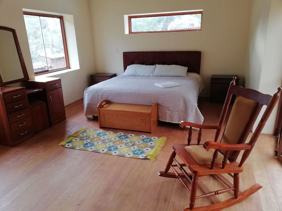 dormitorio matrimonial con una cama king,jacuzzi,terraza
