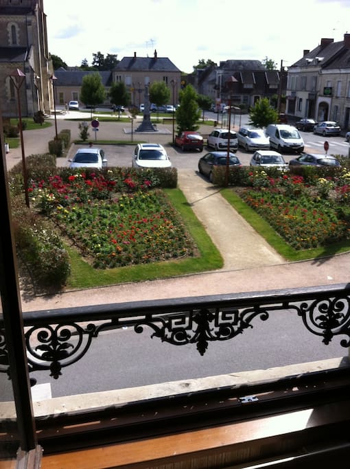 Vue sur la place de l'église depuis le salon