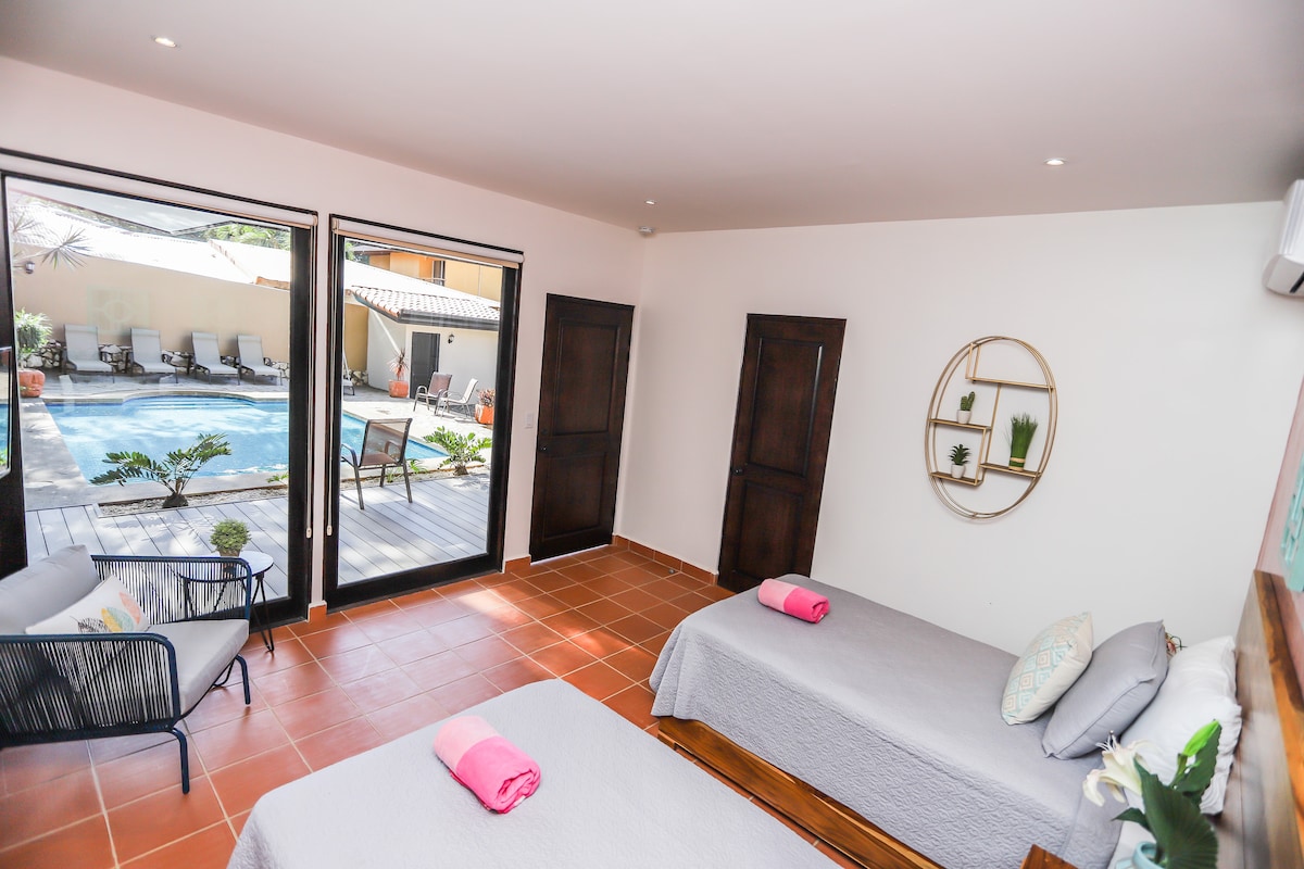 ห้องนอน #4 วิวสระว่ายน้ำ  ห้องนอนขนาดใหญ่พร้อมหมอนสุดหรูพร้อมท็อปเปอร์เมมโมรี่โฟมหรือเราจะจัดเตียงแฝด 2 หลังก็ได้  ห้องนอนนี้มีเครื่องปรับอากาศม่านบังแสงตู้เสื้อผ้าตู้นิรภัยและทีวีจอแบนขนาด 40 นิ้วพร้อมเคเบิลดิจิตอลห้องน้ำ #3 แนบมาด้วย