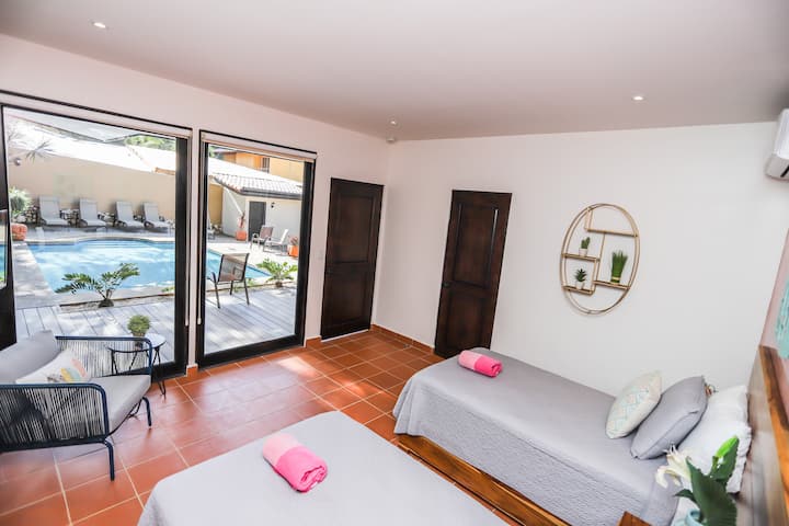 4号卧室池景。  宽敞的卧室配有豪华枕头加大双人床，配有记忆泡沫床垫，或者我们可以设置两张单人床  这间卧室配有空调、遮光百叶窗、衣柜、密码钥匙盒和带数字有线电视的40英寸平板电视。附带卫生间# 3