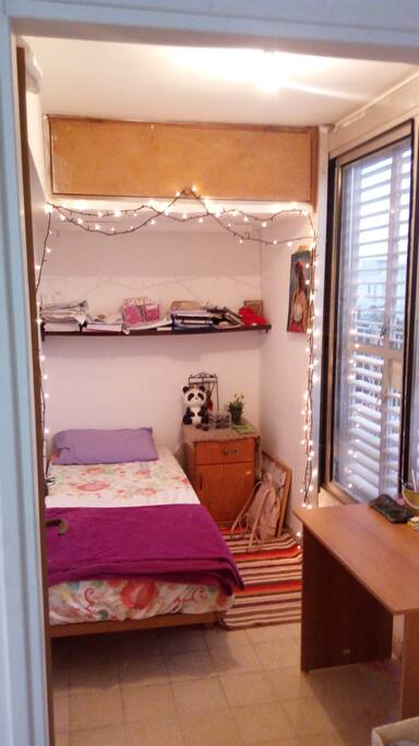 bedroom - single bed