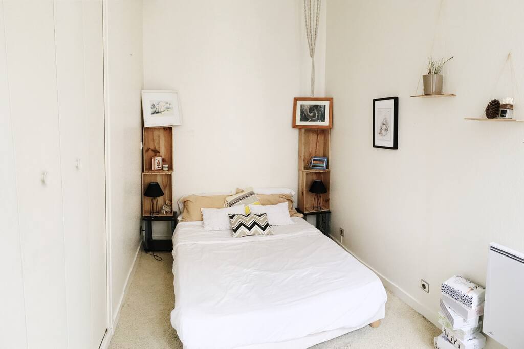 Chambre lit double, avec ventilateur pour l'été.