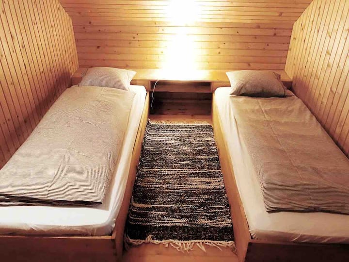 غرفة نوم ثانية بثلاثة أسرّة