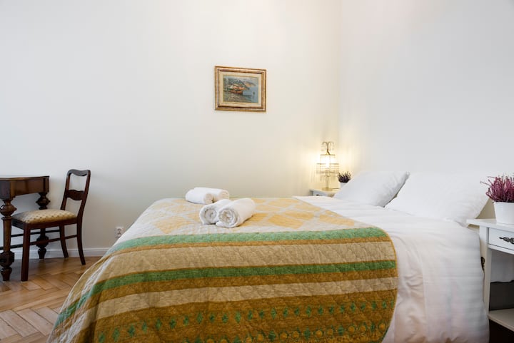 chumba cha kulala cha kwanza, kitanda kinaweza kuwa mara mbili