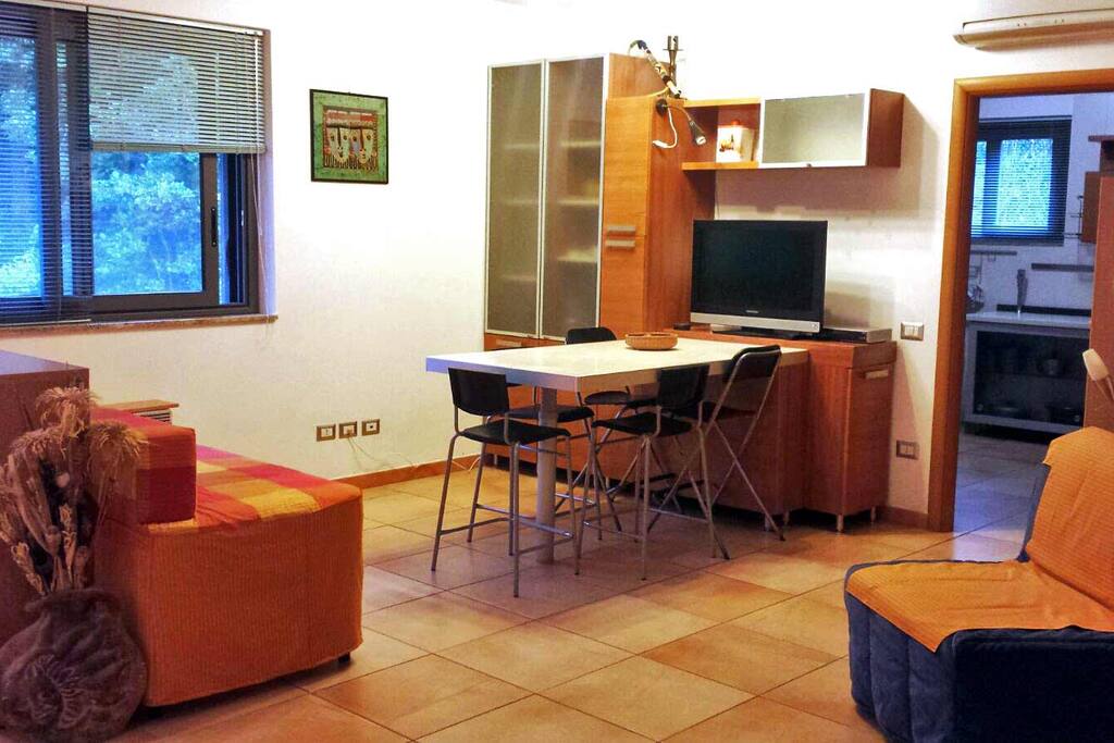 La zona pranzo-TV della stanza principale.