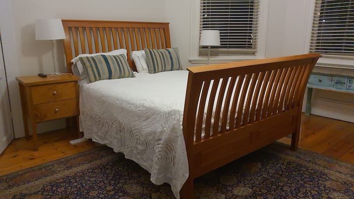 Спална соба 2 има прозорци и сопствена бања.