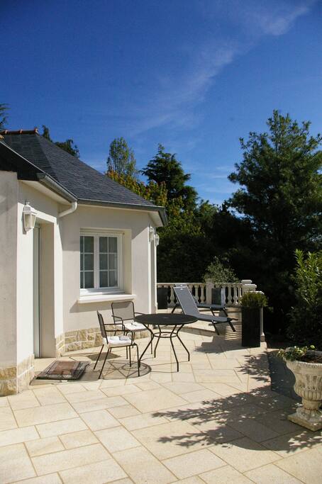 Terrasse accessible par la chambre et la cuisine