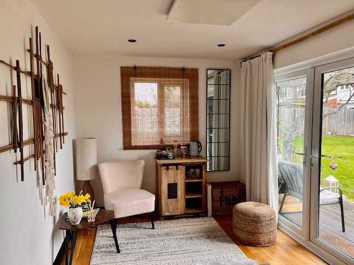Stylish Garden Studio W Parking, In Twickenham - 트위크넘