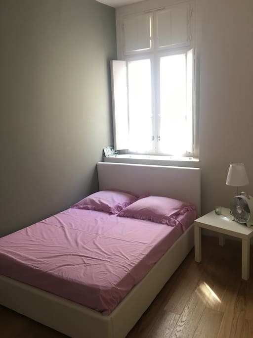 Chambre calme, avec fenêtre donnant sur une cour intérieure