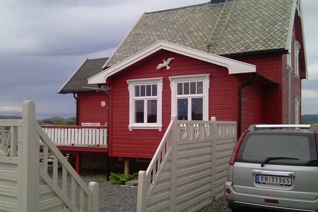 Baksiden av hus og terrasse.