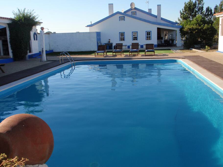 Piscina situada entre 2 alpendres.