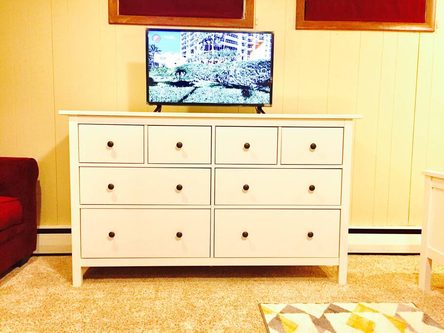 Dresser and UHD Smart TV
