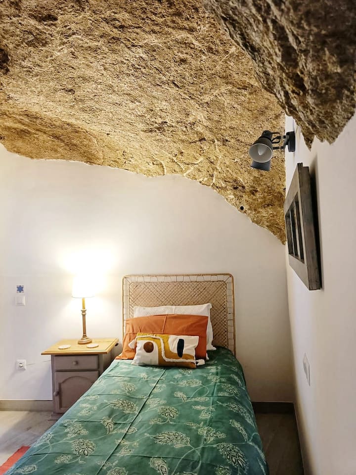 غرفة تضم سريرين مفردين في الطابق السفلي