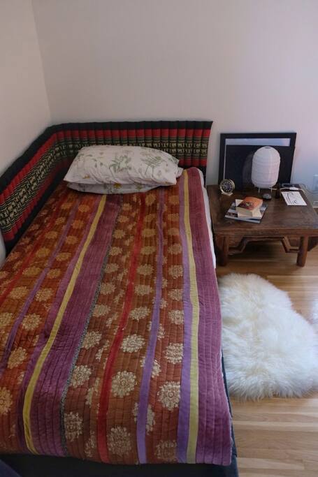 Low pallet single bed.
