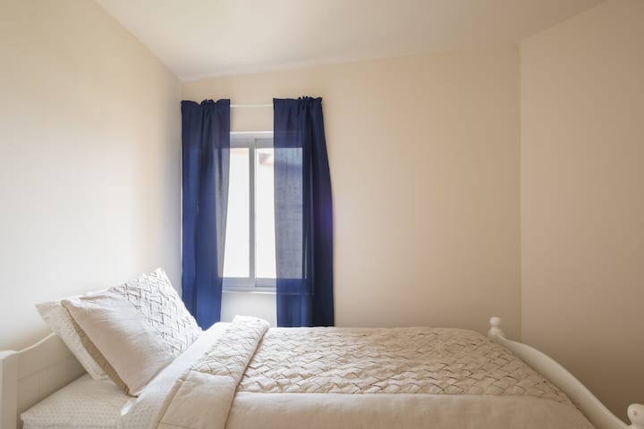 Lit simple avec matelas gigogne.