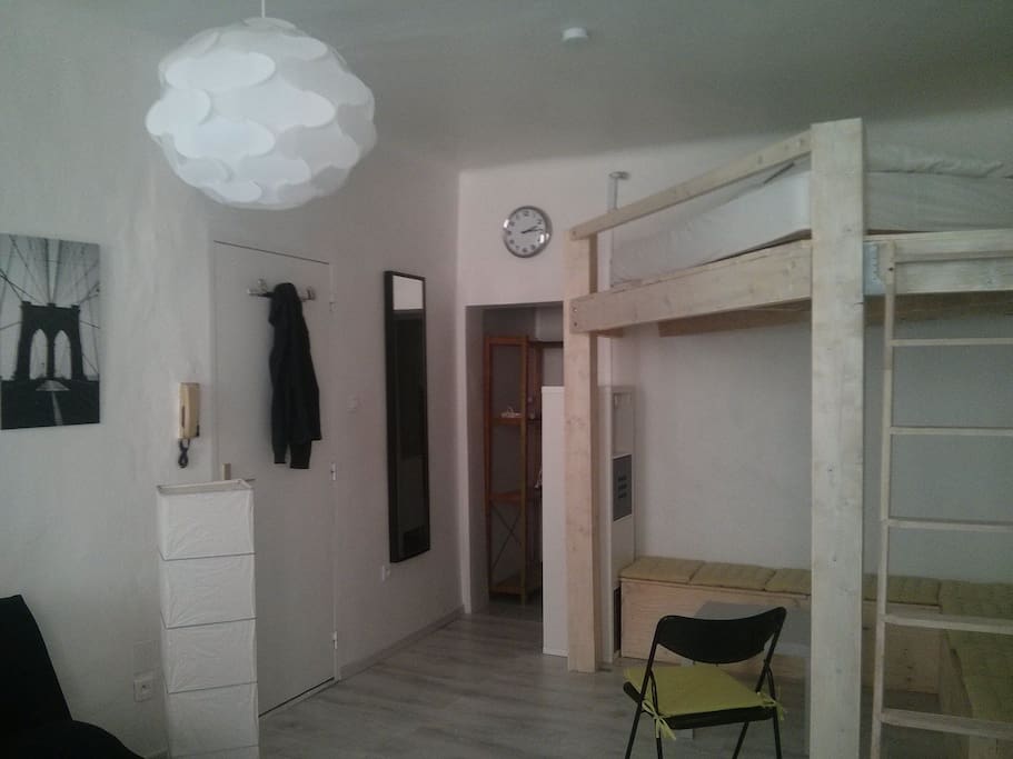 Vue de l'entrée et de la mezzanine et de l' accès cuisine