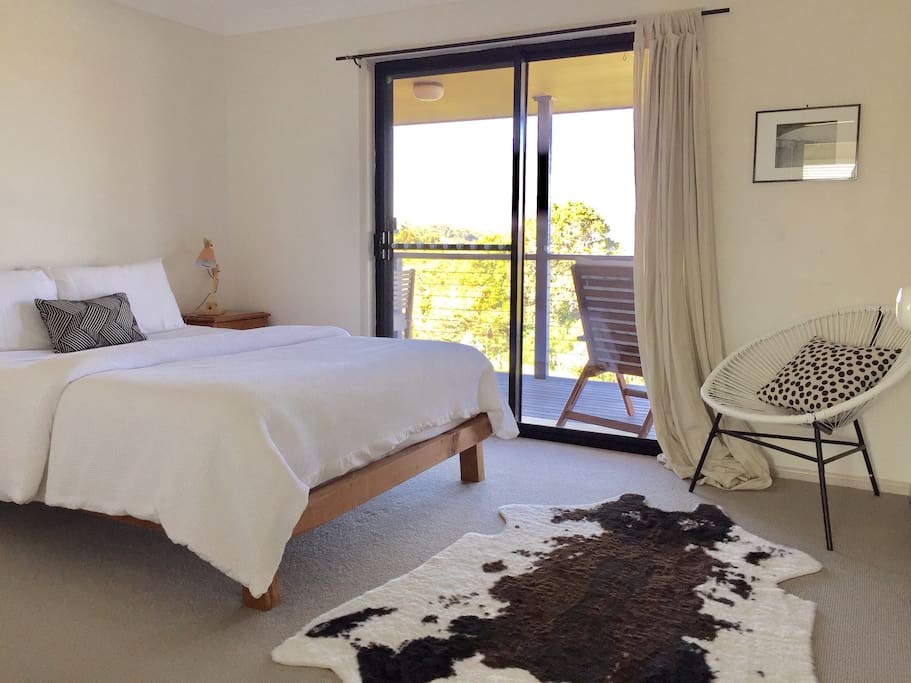 Queen bedroom we always use hotel quality 100% cotton linen.
