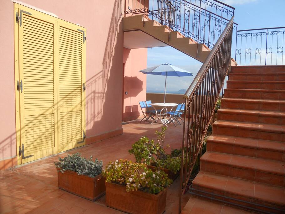 Terrazza e finestra della camera.
The terrace and the bedroom window