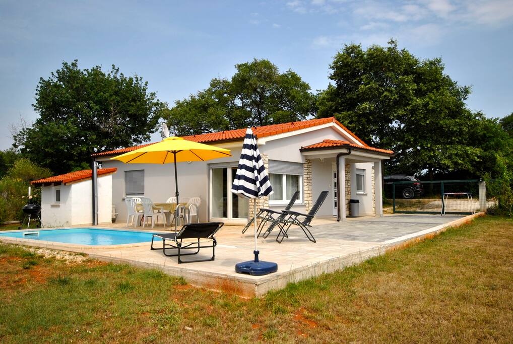 Große Terrasse und Garten