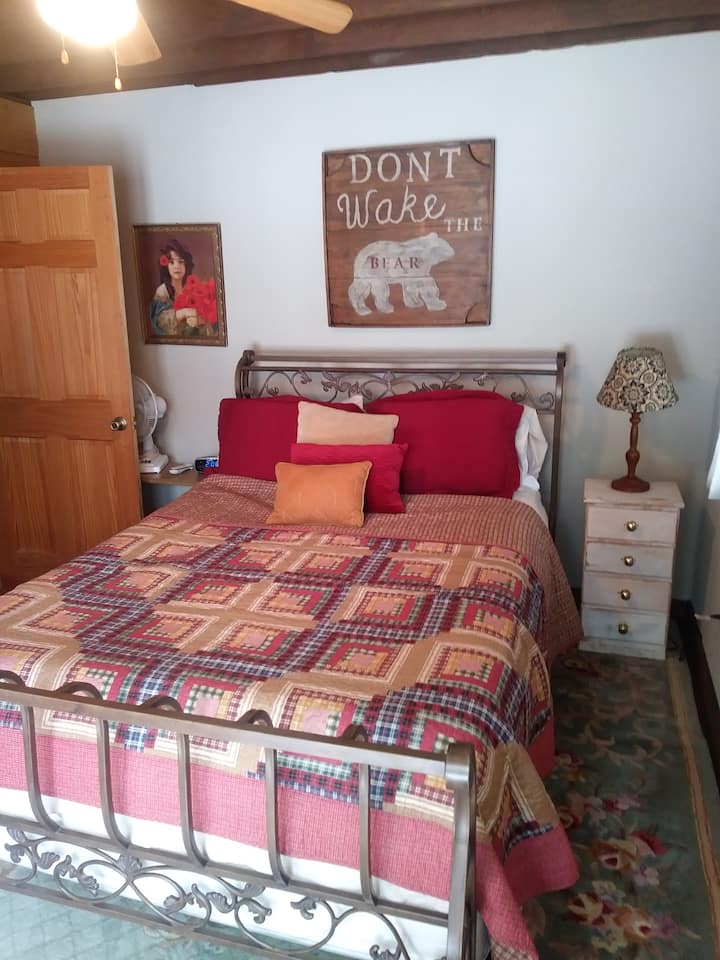 Mamaw's Cabin with hot tub, Creation Museum/Ark Cabins for Rent in