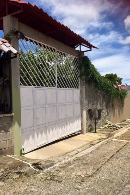 Entrada privada por fuera/ private entrance from outside