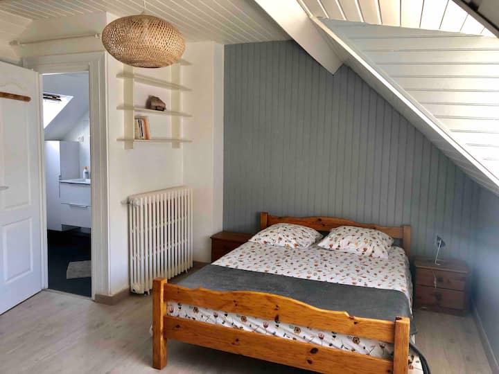 Dormitorio principal en la planta superior con acceso al baño con ducha. 