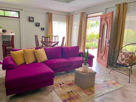 Cheerful cottage 2 bed/ 10 min away from beach!