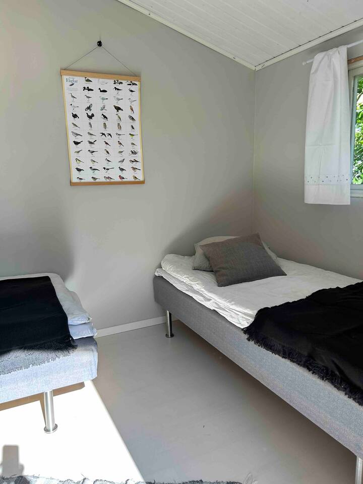 Sjöstugan tiene dos camas individuales.