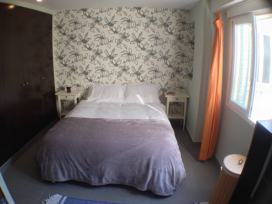 Master Double Bedroom with en-suite bathroom & walk-in shower.