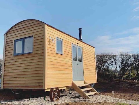 Top Airbnb: Cosy Shepherd's Hut on a farm with stunning views in Berwick Upon Tweed