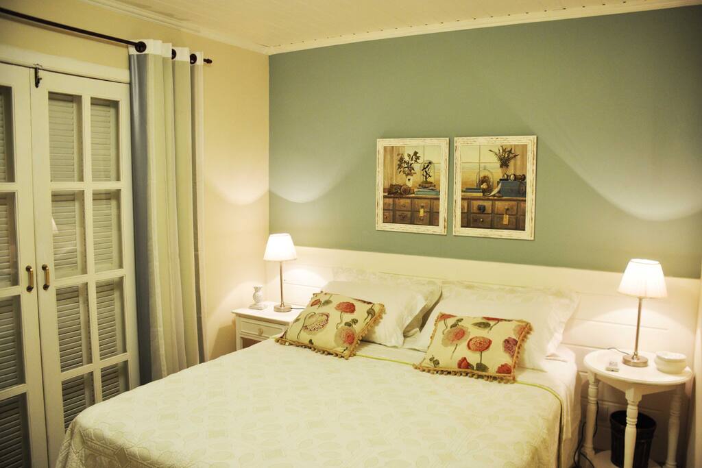 Quarto de casal com cama box queen.