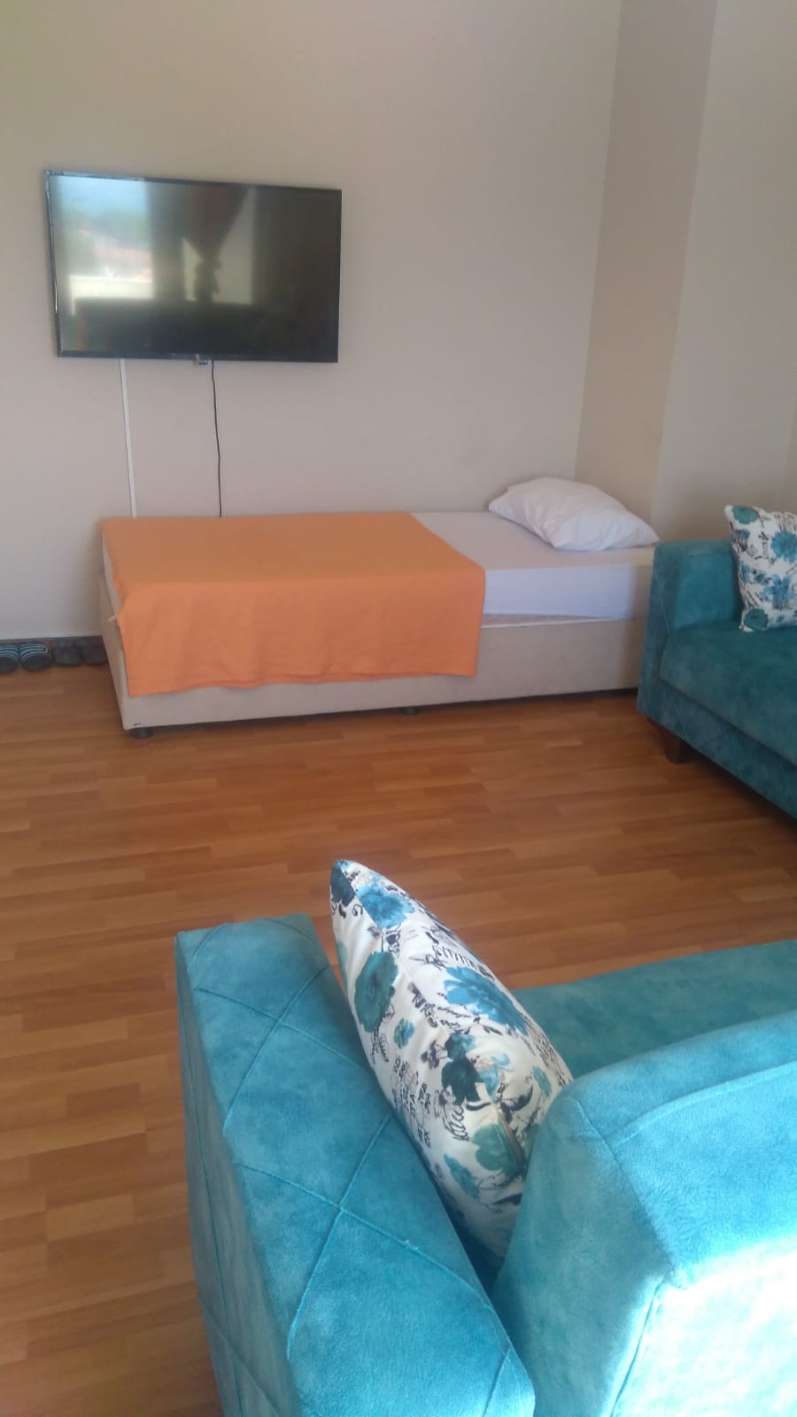 מיטת יחיד בסלון