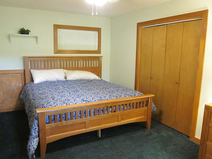 Spálňa s manželskou posteľou King na