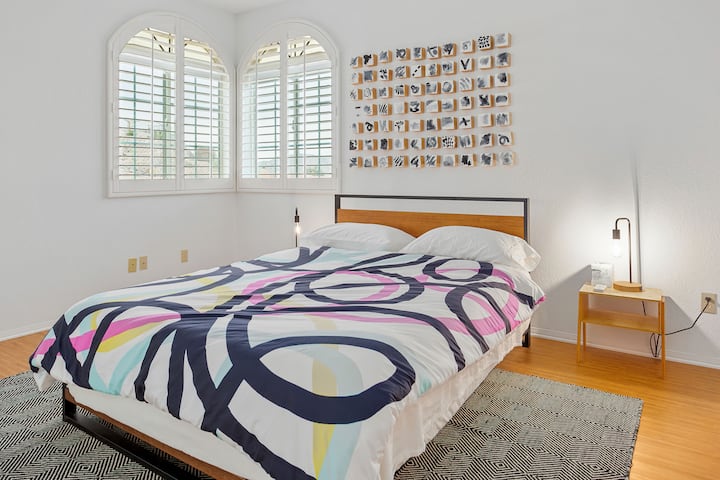 Despiértese en el dormitorio de sus sueños con luz natural, aire fresco y sábanas de alta calidad.