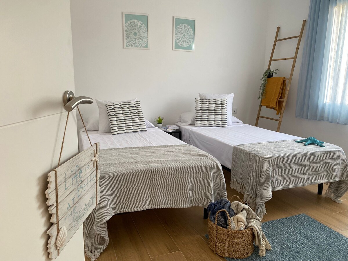 ชีวิตดีขึ้นที่ชายหาด ห้องพักกว้างขวางพร้อมเตียงเดี่ยวสองเตียงที่สามารถเข้าร่วมเป็นเตียงคู่ได้ นอกจากนี้ยังสามารถเพิ่มเตียงเด็กตามคำขอได้ด้วย