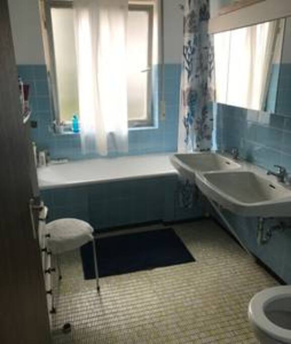 Das Bad zur Mitbenutzung // Our shared bathroom