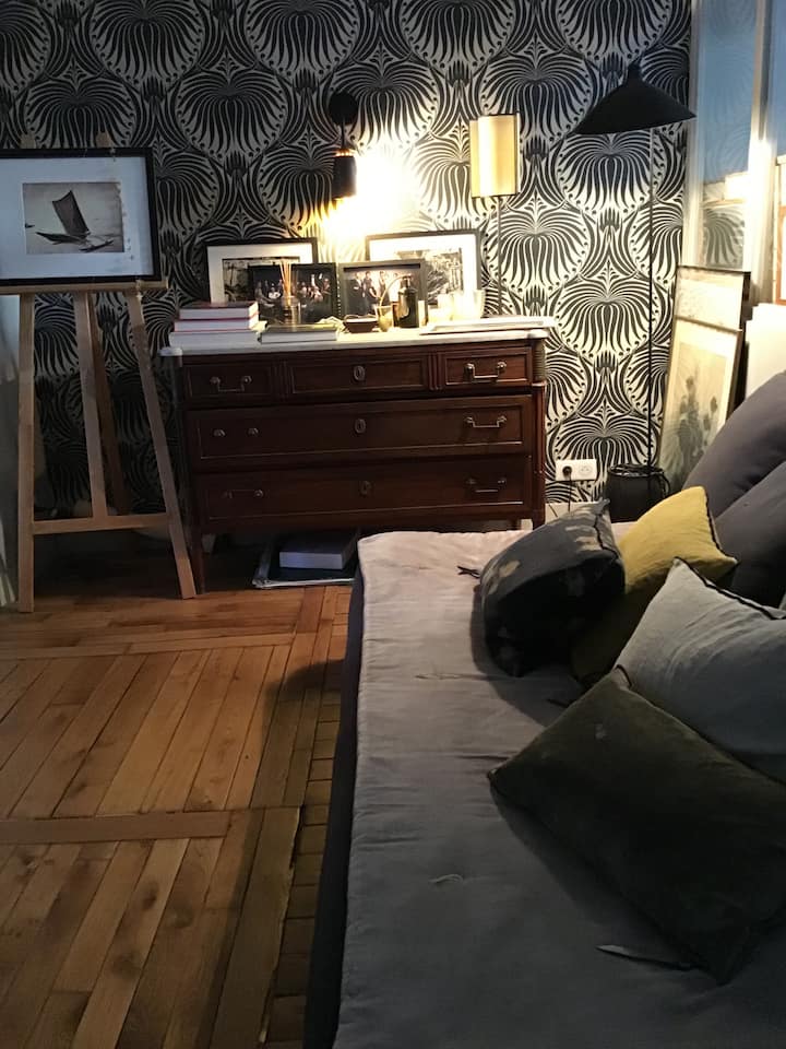 Antechamber , 1 säng (120x190) , ligger mellan sovrum och vardagsrum.
