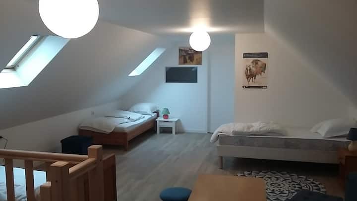 ห้องใต้หลังคาเหมาะสำหรับเด็กและวัยรุ่นนอนได้ 5 คน 