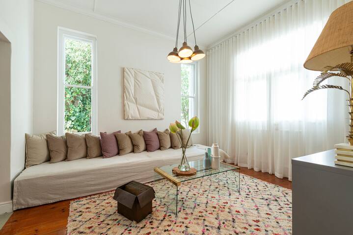 2BR Designer Victorian with Mountain View’s / Pool gallery image 4