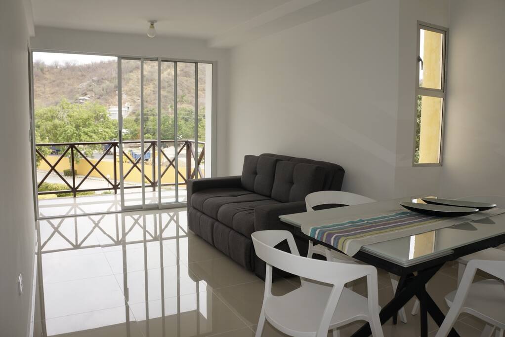 Sala del Apartamento (sofa cama, Comedor 4 puestos expandible a 6 puestos)