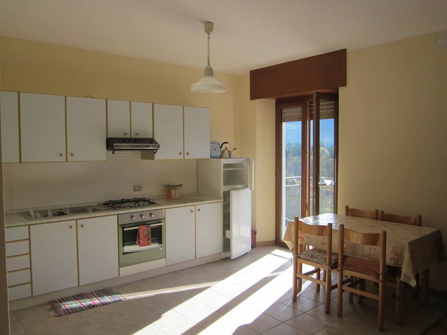 Cucina e soggiorno vista prealpi