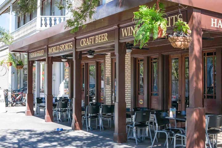 DeLand Charmer- Near Daytona Beach and Orlando