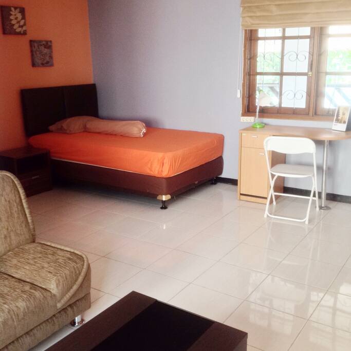 Tempat tidur dengan Nakas