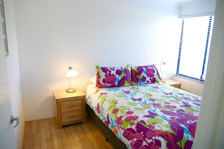 Спалня две.