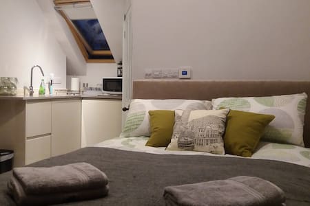 Superb Quiet Ensuite Self-Catering Studio