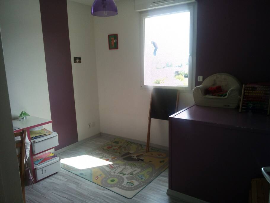 Chambre avec bureau
