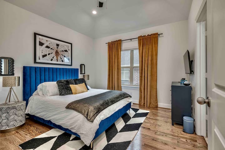 La habitación tiene una cama tamaño queen, cortinas oscuras, almacenamiento de ropa y televisión de 42pulgadas. 