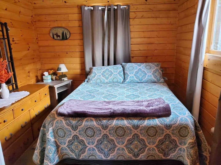 سرير بحجم كوين في الطابق الأول من الكوخ.