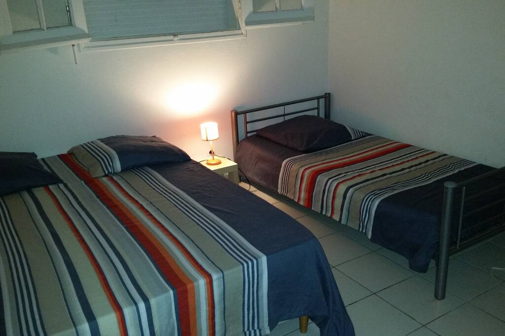 Chambre climatisée avec placard de rangement