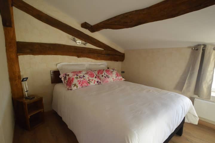 Na katu je spavaća soba 1 bračni krevet